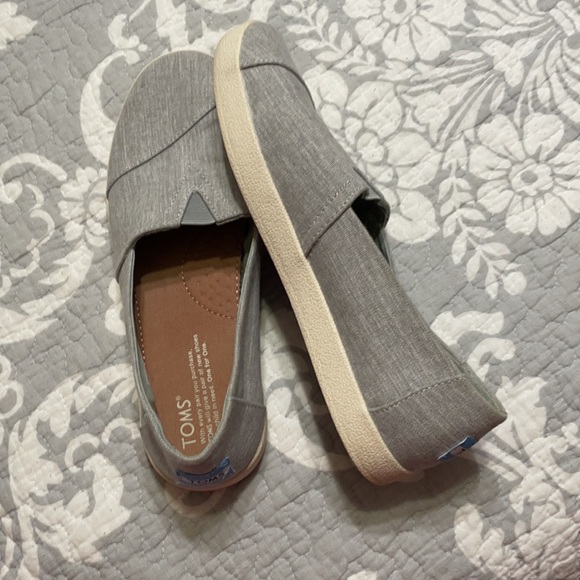 Toms slip-in’s. - Picture 2 of 2